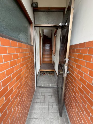 坂出市御供所町　鉄骨造３階建て住宅の玄関