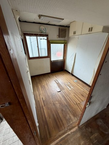坂出市御供所町　鉄骨造３階建て住宅の居間・リビング|１階キッチン横のリビングスペース