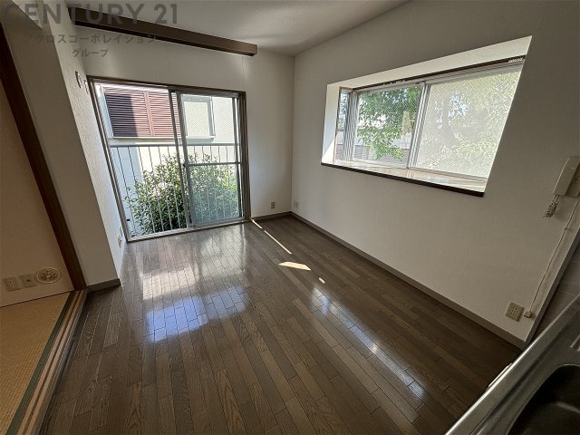 出窓もついて明るいお部屋です。