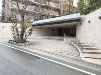 【エントランス】 | ザ・ハウス住吉本町 | 車寄せのあるエントランス。荷物や人を下すのに便利ですね