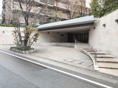 【エントランス】 | ザ・ハウス住吉本町 | 車寄せのあるエントランス。荷物や人を下すのに便利ですね