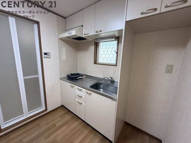 1口ガスコンロ付きのシンプルなキッチン