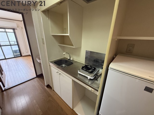 1口ガスコンロ付きのシンプルなキッチン