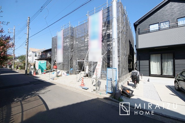 【外観】 | 青く澄み渡った綺麗な空と、陽の光をたっぷりと受ける、そんな新築住宅で新生活をスタートしてみませんか？見学・ご相談等、ミライズホーム(株)までお気軽にご連絡下さい。
