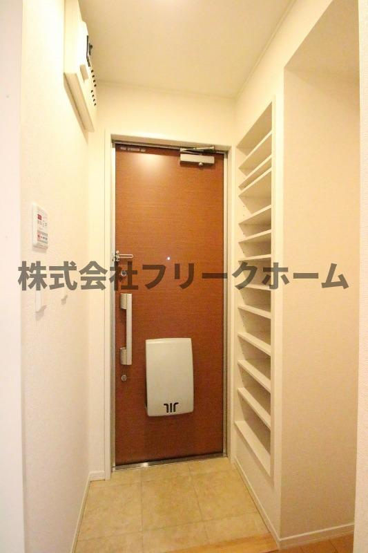 三鷹市下連雀４丁目のアパートの玄関