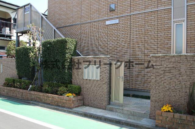 三鷹市下連雀４丁目のアパートのエントランス