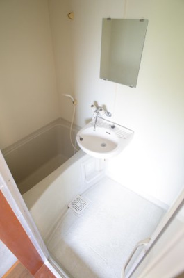 【浴室】 | ハウスプランタン | 何と。。この家賃でお風呂トイレ別々とは。