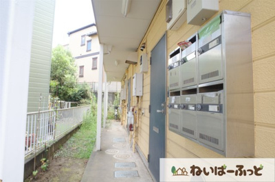 【その他共用部分】 | ハウスプランタン | 1階エントランスに集合ポスト　※ドアにもポスト付き。