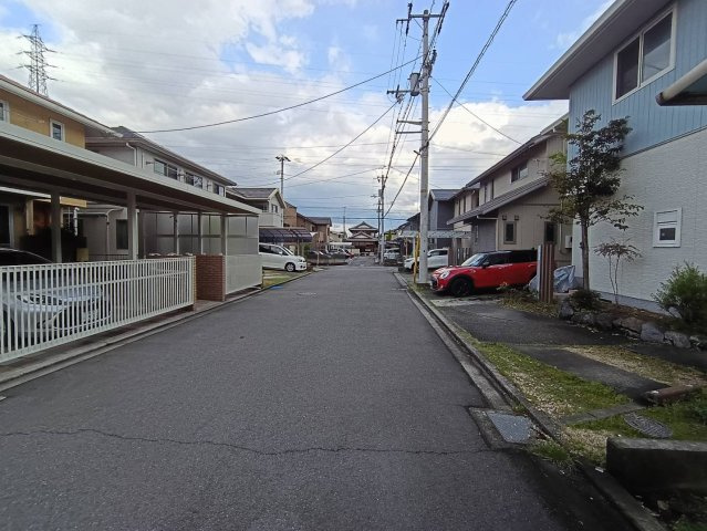 西条市古川甲357番10　中古戸建の前面道路含む現地写真