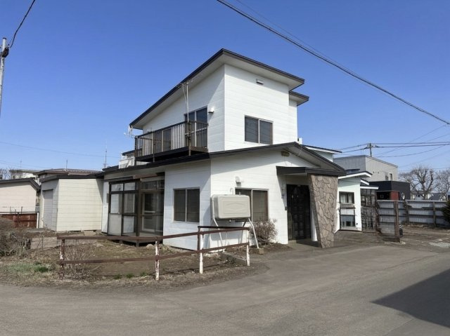 【鳥取北4丁目角地の開放感とゆとり、理想の住まいを叶える約61坪】の前面道路含む現地写真|開放感あふれる鳥取北の角地！2面接道でプランが立てやすい61坪