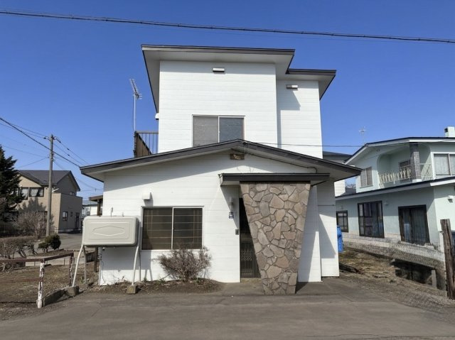 【鳥取北4丁目角地の開放感とゆとり、理想の住まいを叶える約61坪】の前面道路含む現地写真|幅員8mの公道に接する、日当たり良好な東南角地