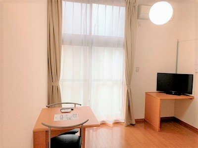 レオパレスセリバテール仁川の居間・リビング