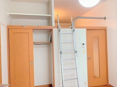 レオパレスセリバテール仁川の寝室