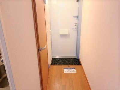 レオパレスセリバテール仁川の玄関