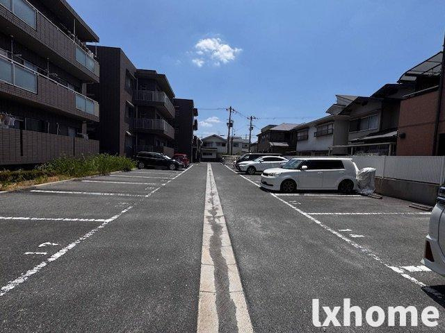 コート若園の駐車場