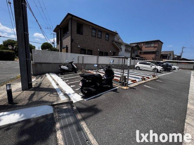 コート若園の駐車場