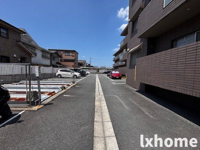 コート若園の駐車場