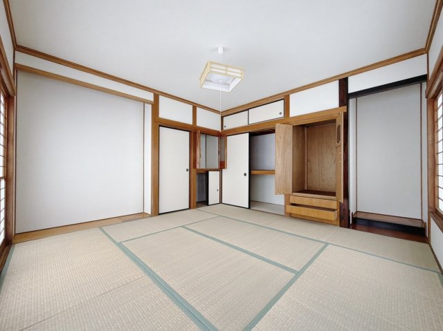 【中古戸建】熊谷市別府2丁目の和室|■和室｜季節物がたくさん収納できる押し入れは衣替えや模様替えで大活躍！