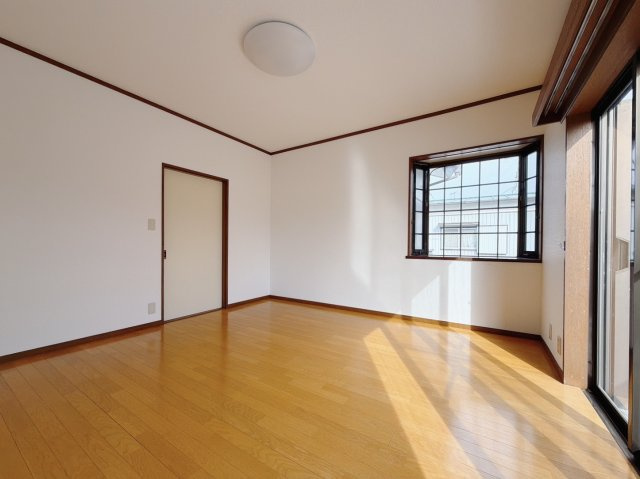 【中古戸建】熊谷市別府2丁目の洋室|■洋室｜「今日も一日お疲れ様」とご夫婦でゆったりくつろげる寝室。毎日の家事やお仕事に疲れた日はフカフカのベットで癒されてください。テレビや本棚をおいても快適な広さなのが自慢のお部屋です♪