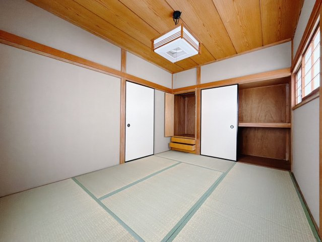 【中古戸建】熊谷市別府2丁目の和室|■和室｜フローリングでは感じることのできない圧倒的な寛ぎやすさを実感してください。独立しているので周りを気にせず寝そべることもできますね♪