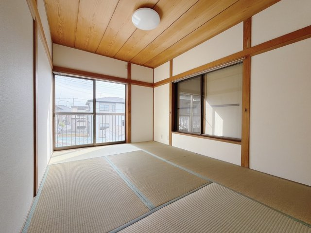 【中古戸建】熊谷市別府2丁目の和室|■和室｜扉付きの和室なのでプライベートな空間にもなります。ご両親がお泊りになっても、ぬくもりを感じられる和室でゆっくりとお寛ぎいただけます♪