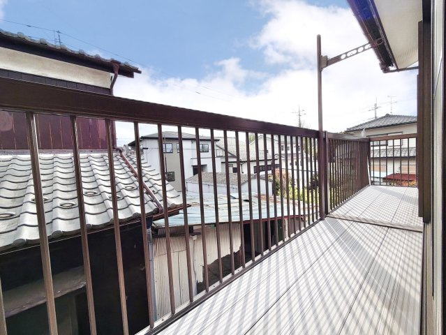 【中古戸建】熊谷市別府2丁目のバルコニー|■バルコニー｜あたたかな陽のひかりを浴びることのできるバルコニー。お洗濯物やお布団を干せば、家族みんなが気持ちよく暮らすことができます(*^^*)