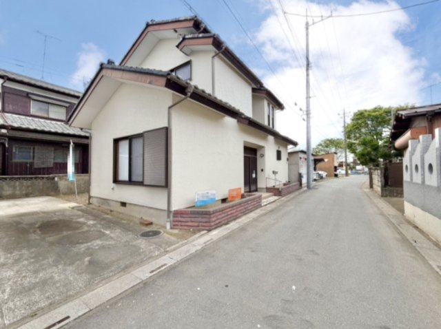 【中古戸建】熊谷市別府2丁目の前面道路含む現地写真|■外観｜道路幅にゆとりがあることで、車の出入りの際も安全確認バッチリ！
