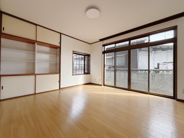 【中古戸建】熊谷市別府2丁目の居間・リビング|■リビング｜ご家族団らんの時間をゆっくり過ごせるＬＤＫ。時の流れと共に陽射しは装いを変え空間に新たな彩りを与えます。