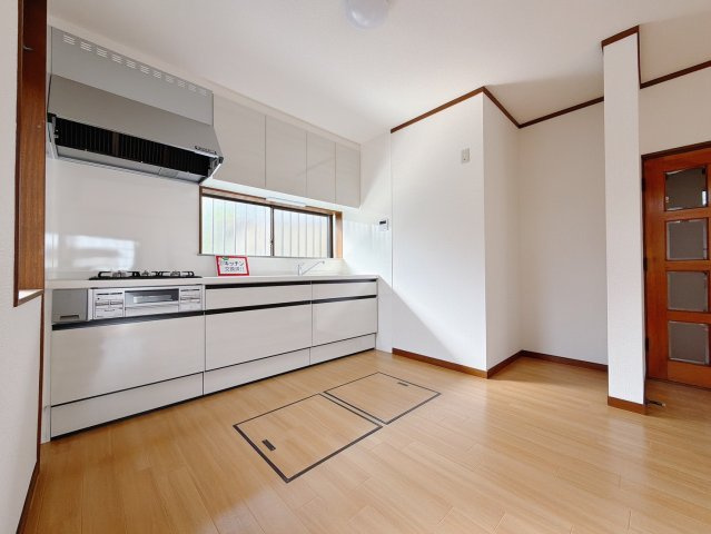 【中古戸建】熊谷市別府2丁目のキッチン|■キッチン｜ワークトップの幅が広く、お子様といっしょにお料理をつくったり、お手伝いが出来ます。フラットなのでお掃除がしやすいのもポイントです♪