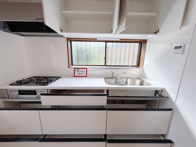【中古戸建】熊谷市別府2丁目のキッチン|■キッチン｜ワークトップ下には、圧力鍋やパスタ鍋などのかさばる調理器具もラクラク収納可能なスライド収納！ものが溢れがちなキッチン回りもスッキリきれいに管理ができます♪