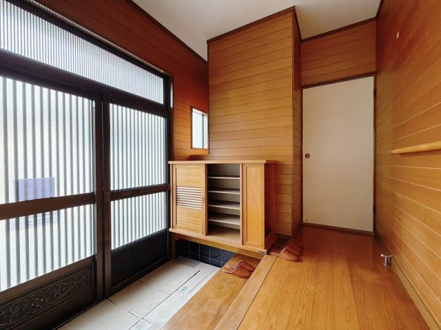【中古戸建】熊谷市別府2丁目の玄関|■玄関｜毎日の「いってらっしゃい」や「お帰りなさい」を大切なご家族と過ごす玄関は〈使いやすさ〉を追求しております。玄関横の物入は急な来客時でもさっとお片付けできるスペースを確保しています。