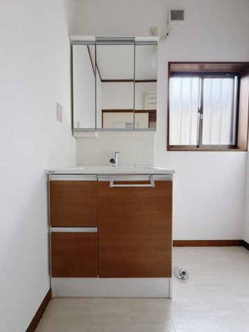 【中古戸建】熊谷市別府2丁目の独立洗面台|■洗面室｜三面鏡の洗面台は鏡の裏が収納ポケットになっているので、ヘアケア用品や歯ブラシなどでごちゃつきがちな洗面台周りがスッキリ片付きます。　