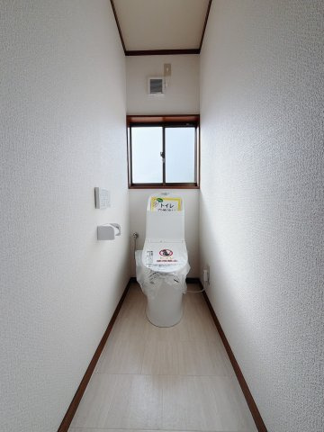 【中古戸建】熊谷市別府2丁目のトイレ|■トイレ｜白を基調とした清潔感溢れるトイレになっています。トイレには窓がついていますので常に換気をすることができ清潔を保てます。