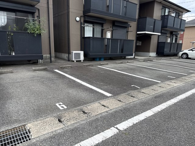 フォレスタ森本Ⅴの駐車場