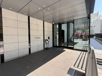【その他】 | シティタワー大阪本町 | 【エントランス】穏やかな光に包まれています。トリプルオートロックシステムでセキュリティ面も安心！