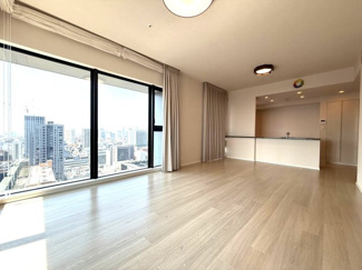 【居間・リビング】 | シティタワー大阪本町 | 【リビングダイニング】大きな窓からたくさんの陽が差し込み、お部屋全体がとても明るく、暖かみある空間です！