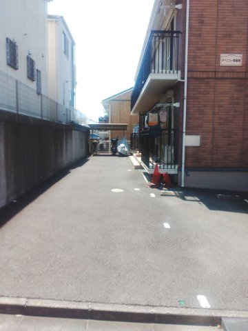 アベニュー参番館の駐車場