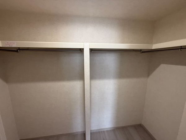【収納】 | 【ウォークインクローゼット】約9.4帖の洋室は縦長の大型WIC併設！
