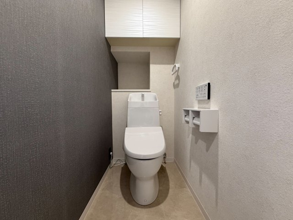 【トイレ】 | 【トイレ】吊戸棚収納付きのトイレです！清潔感を保てます◎