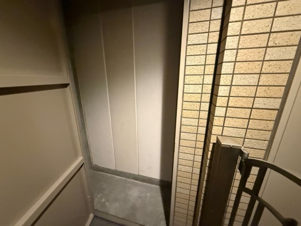 【収納】 | 住戸入り口横にはトランクルームがございます。