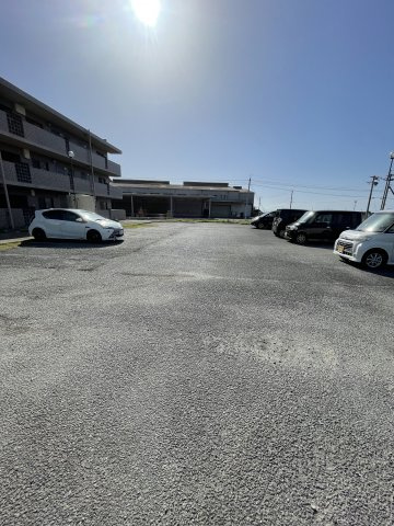 カーサウエムラⅢの駐車場
