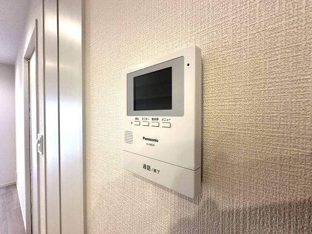 ジョイフル門前仲町第1の防犯設備|リビングから来訪者の姿をしっかり確認できるモニター付きインターホンは、防犯性はもちろん、急な来客にも安心して対応できる心強い設備。ご家族の安全と安心な暮らしをそっと支えてくれます。