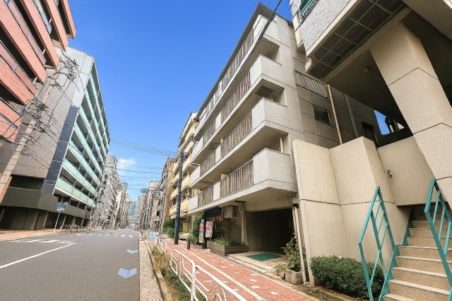 ジョイフル門前仲町第1の外観|周囲の景観と調和する、落ち着きある洗練デザイン。日常の風景にさりげない美しさを添える、ちょうどよい存在感です。
