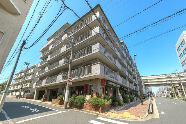 ジョイフル門前仲町第1の外観|控えめながらも洗練されたフォルムが、街並みに自然と溶け込みます。ほどよい高さと落ち着きのある佇まいが、住まう人に安心感と静かな誇りをもたらします。