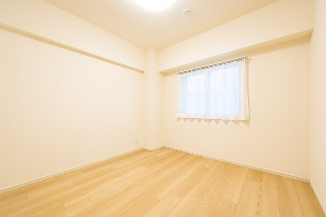 ジョイフル門前仲町第1の洋室|窓からたっぷりと差し込む自然光と、ほどよい広がりが心をゆるめてくれる洋室。家具のレイアウトも自在で、気分や季節に合わせて自分らしい空間づくりが楽しめます。
