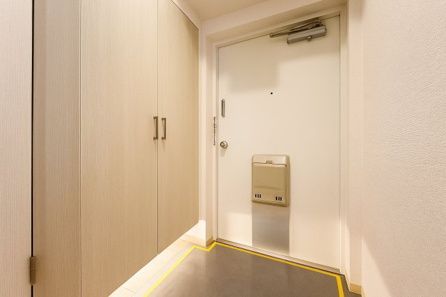 ジョイフル門前仲町第1の玄関|落ち着いたデザインと広々とした空間が調和する玄関は、住まう人を温かく迎え入れます。毎日の出発と帰宅を心地よく包み込み、日常に上質なひとときをもたらしてくれる場所です。