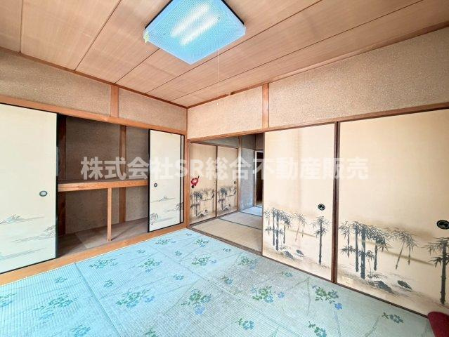 若江本町3丁目中古戸建の寝室|2F・奥側6帖和室。容量たっぷりの押入があります！寝室としても使い勝手がいいです！