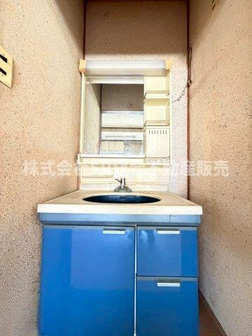 若江本町3丁目中古戸建の独立洗面台|独立洗面台、小物を置くことができて便利です