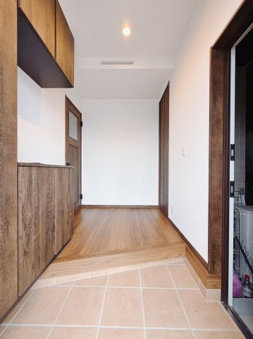 【中古戸建】渋川市半田の玄関|■玄関｜毎日の「いってらっしゃい」や「お帰りなさい」を大切なご家族と過ごす玄関は〈使いやすさ〉を追求しております。玄関横の物入は急な来客時でもさっとお片付けできるスペースを確保しています。