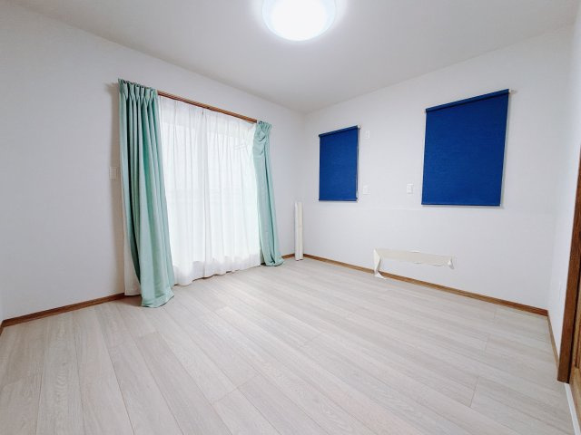 【中古戸建】渋川市半田の寝室|■主寝室｜広い寝室ならインテリアも自由自在にお楽しみいただけます♪お外から帰ってきた後は寝室でゆっくり自分の時間をお過ごしください。